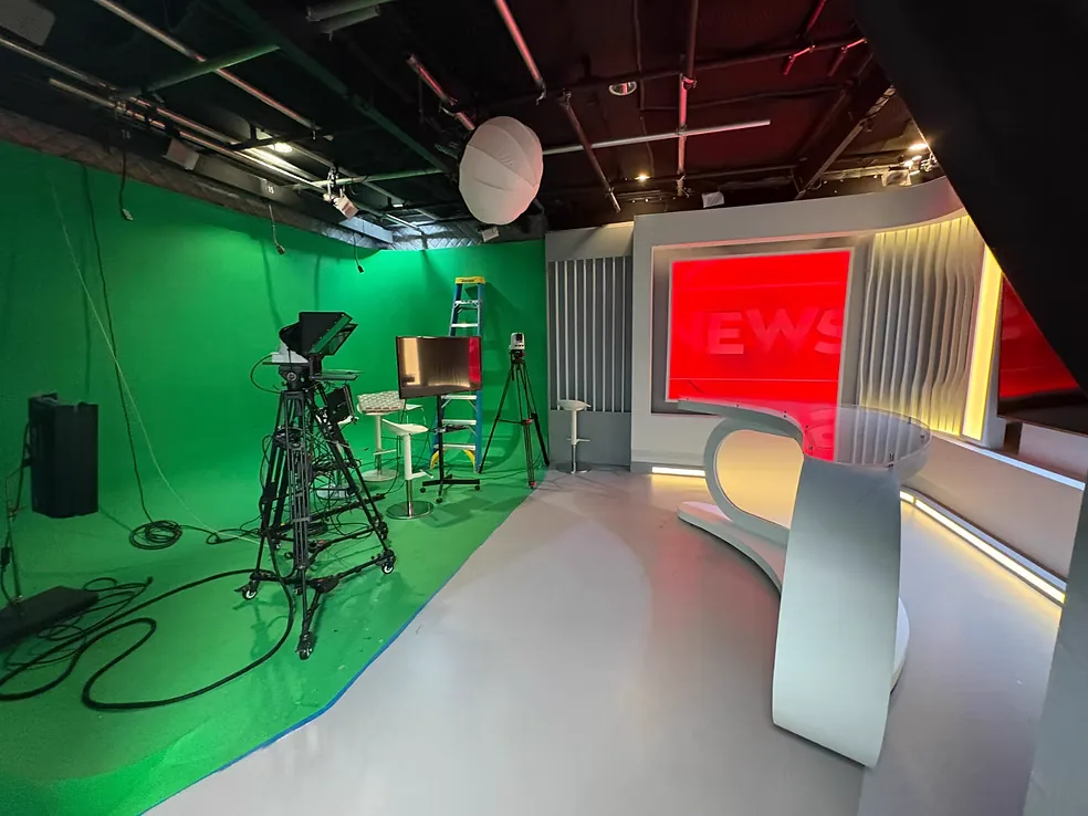 Zona de croma verde y set de noticias en el estudio